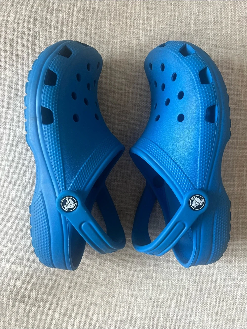 CROCS Classic blue Clogs, boys/girls/unisex 5, playground school outdoors